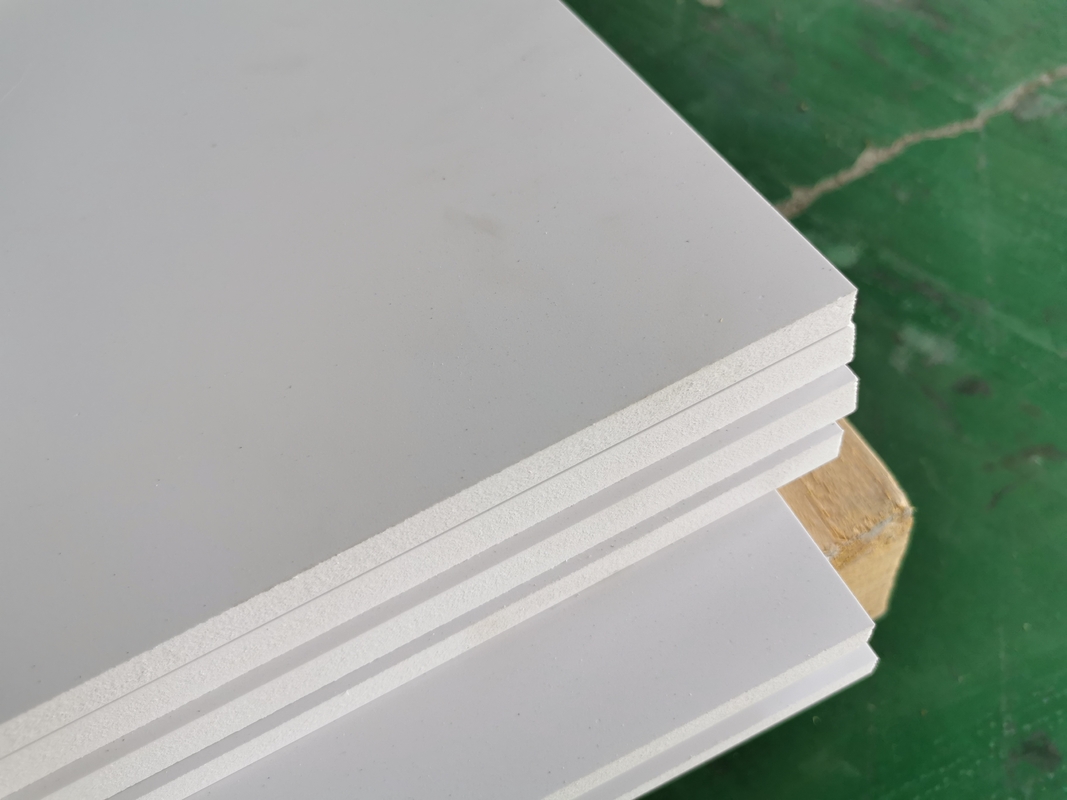 O PVC da mobília de horizontalmente 4x8ft 18mm espuma placa com superfície lisa